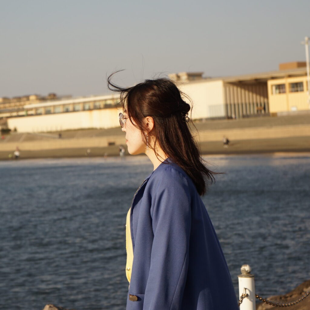 海辺に立っている写真